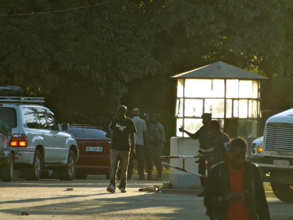 Em Machipanda, fronteira com o Zimbabwe, oficiais com metralhadoras AK47 nos abordaram enquanto eu escondia o cartão de memória da câmera, com teleobjetiva, que usava. Foto: Ricardo F. Mendes/Arquivo Pessoal.